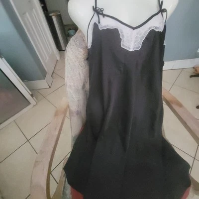 Chemise de encaje Morgan Taylor, grande, negro con encaje blanco Foto 1 de 4