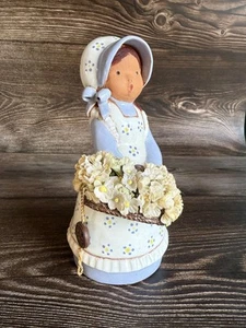 Statuina bambina Jullar Lavante fatta a mano made in Spain con fiori con etichetta vintage - Foto 1 di 9