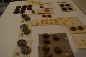 Lote 61 Botones De Colección Italia, La Mode, Le Chic, Sears, Streamline, Le Bouton Varios - Imagen 1 de 18