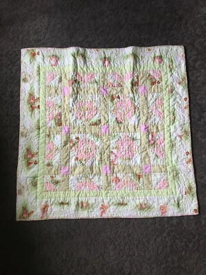 Edredón de bebé hecho a mano 100 % algodón rosa y verde con rima infantil Foto 1 de 4