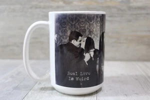 Taza de café de cerámica Morticia and Gomez Real Love is Weird 15 oz también taza de té - Imagen 1 de 3