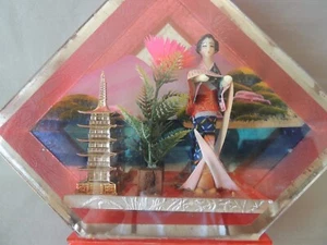 Collectible decorative Chinese woman figurine and landscape in dome - Picture 1 of 10