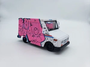 Graffiti Art Throw Up On Mail Truck di New York Street Artist PUKE - Foto 1 di 9