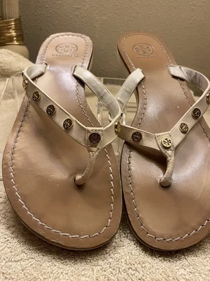 Sandalia Tory Burch de cuero beige con detalles dorados para mujer talla 9 Foto 1 de 4
