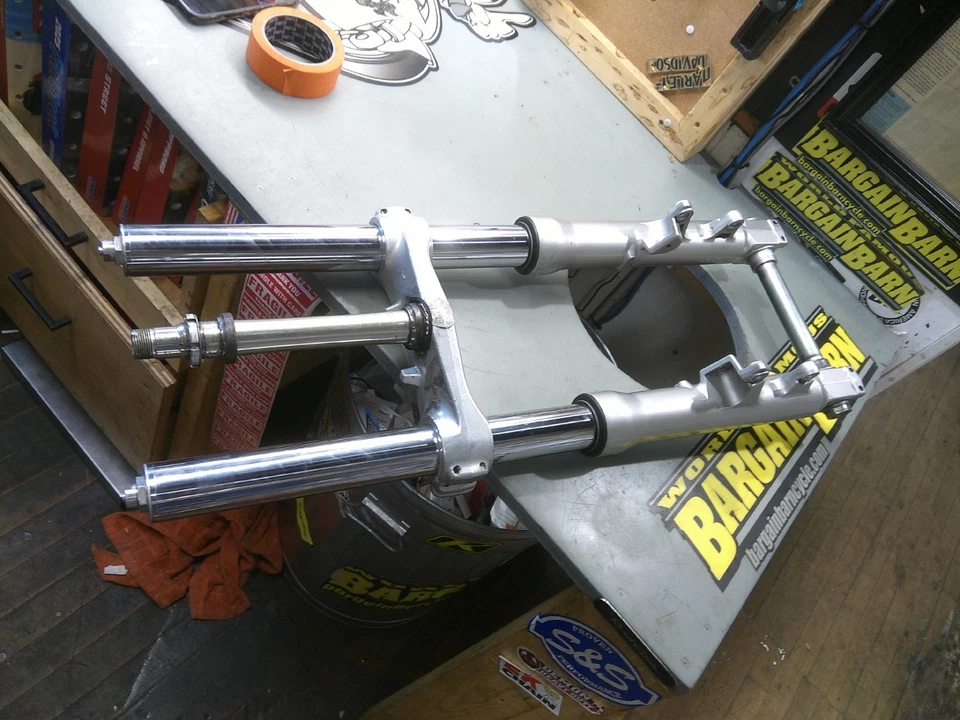 Amortiguadores horquilla delantera Suzuki GSXR 600 750 SRAD 1996-2000 MUY LIMPIOS Foto 1 de 4