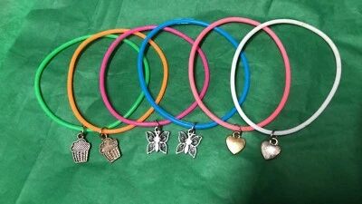 5 o 6 x Pulseras de plástico con dije para niños unisex bolsas de regalo fiesta Foto 1 de 2