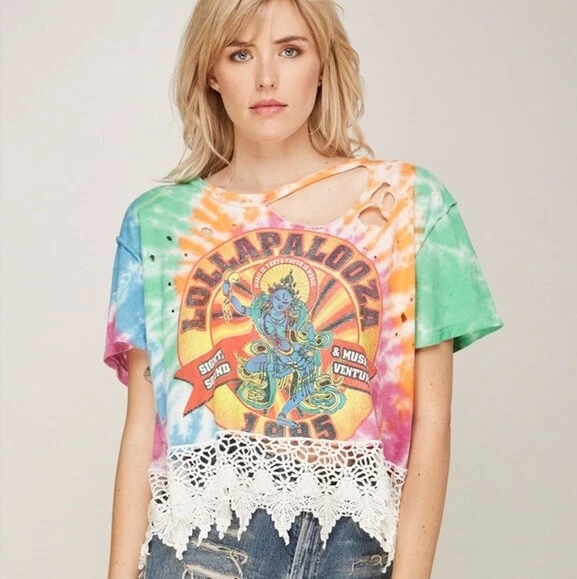 Camiseta para mujer TRUNK LTD Tie Dye Lollapalooza gráfica manga corta envejecida  Foto 1 de 1