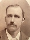 Antique CDV moustached Man sans sourire - cuillère J. Pitcher Stockton, Californie