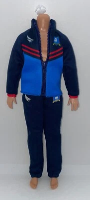 芭比 Ted Lasso 收藏家 Ken 时尚娃娃套装蓝色运动服夹克和裤子 — 第 1/4 张图片