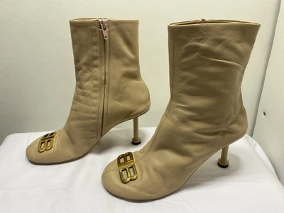 Botas de tornozelo femininas Balenciaga Groupie tamanho 8 zíper biqueira redonda salto alto bege - Imagem 1 de 4