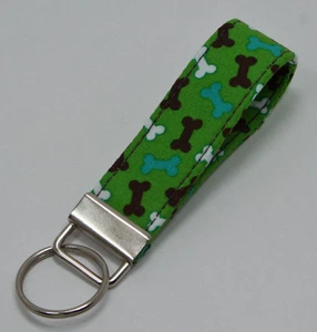  Schlüsselanhänger Ring Anhänger Hundeknochen auf grün Handarbeit individuell Designer - Bild 1 von 2