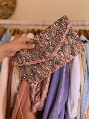 Bolso de mano rosa pastel con cuentas Foto 1 de 4