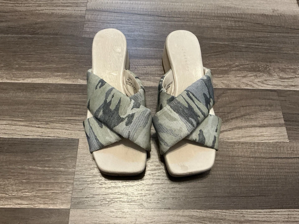 Sandalia Sanctuary Lively Mujer Correa Cruzada Slide Suela de Madera Camuflada Gris 6 Moderna Foto 1 de 4