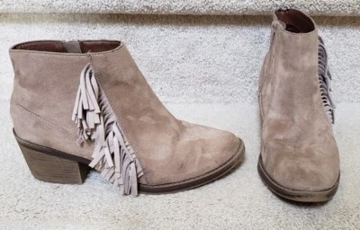 MERONA Women's Brown Fringed Faux Suede Ankle Heeled Boots SZ 8.5  - Imagem 1 de 4