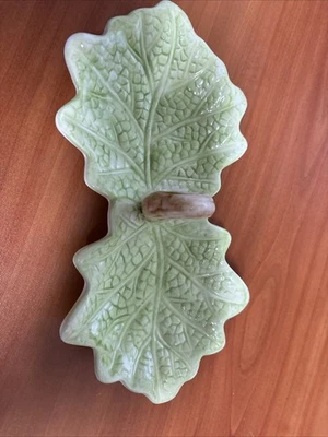 Serving tray with handle, two cabbage leaves - Image 1 of 4