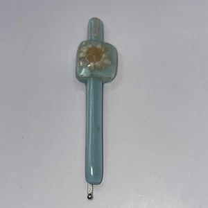 Cordón de pelo vintage Lucite acrílico incrustado imitación flor azul marcado Taiwán - Imagen 1 de 6