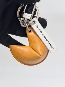 LOUIS VUITTON FORTUNE COOKIE CHARM/SCHLÜSSELHALTER. - Bild 1 von 4