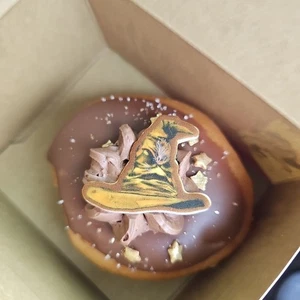 Krispy Kreme Harry Potter Doughnut InSide Limited Collectable Box Sorting Hat - Picture 1 of 6