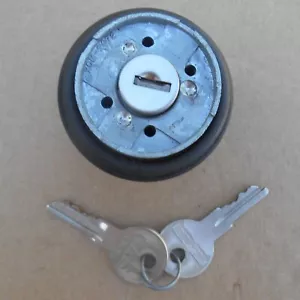 MOPAR nuevo mercado de repuestos 1970-1974 Challenger tapa de gasolina con bloqueo para puerta abatible - Imagen 1 de 5