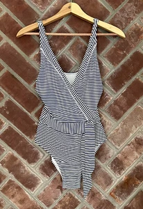 Nip Tuck Swimsuit Womens 4 Bathing Suit Stripes Blue White One Piece Swim Suit - Picture 1 of 6