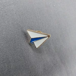 Spilla cappello aeroplano di carta giacca - Foto 1 di 2