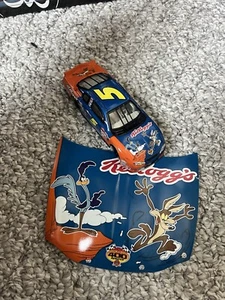Terry Labonte 1:18 Kelloggs With Hood Looney Tunes - Picture 1 of 10