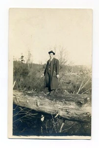 Portland Oregon, hombre con ropa pesada en gran árbol caído, postal RPPC de 1911 - Imagen 1 de 3