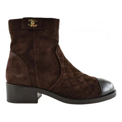 香奈儿 20K 黑色棕色麂皮绒绗缝 Turnlock CC 专利踝短拉链靴 40 — 第 1/4 张图片