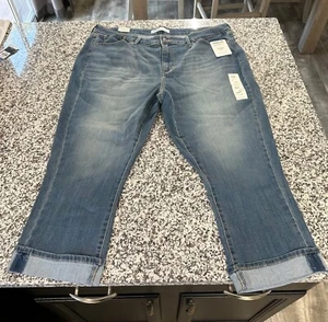 Signature by Levi Strauss & Co. Gold Label Women's Mid-Rise Slim Fit Capris - Picture 1 of 3