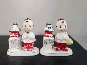 Juego de 2 figuras asiáticas japonesas vintage junto a la estatuilla pagoda LEER - Imagen 1 de 12