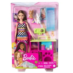 Barbie® Spielset mit Haustier Spielhaus, Puppe (Brünette, Petite), Welpe und Hase Haustier - Bild 1 von 2