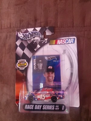 Hot Wheels Racing NASCAR Race Day Series Kyle Petty #45  Foto 1 de 2