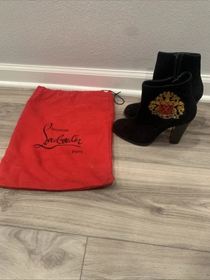 Bota de tornozelo Christian Louboutin preta camurça bordada Collegissima tamanho 36 1/2 - Imagem 1 de 4