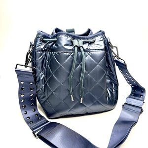 ~HAUTE SHORE Lindsey Avenue Slate Puffer Quilted Drawstring Bucket Bag NWT - Picture 1 of 8