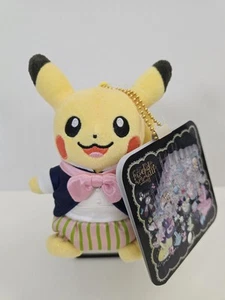 Pokemon Center Oficial Pikachu Cosplay Misterioso Tea Party Peluche Llavero Nuevo con Etiquetas - Imagen 1 de 8