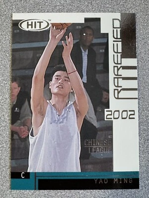 Tarjeta de novato Sage Hit Yao Ming 2002 rara #R27 Houston Rockets Salón de la fama Foto 1 de 2