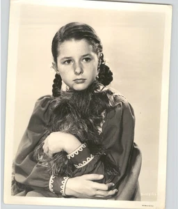 Foto de prensa vintage de actor infantil de Hollywood abraza perro en regazo cinematográfico de los años 50 - Imagen 1 de 2