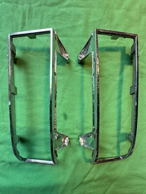 Oldsmobile Cutlass 1976-1977 salón luz trasera moldura x2 Foto 1 de 4