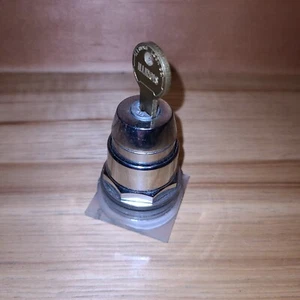 Interruptor selector de 2 posiciones con llave D cuadrado mantenido 9001-KS11K CON LLAVE BIN84A - Imagen 1 de 5