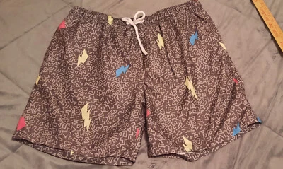 Bañador corto City Streets para hombre talla grande Lightning Bolt estilo años 90 Foto 1 de 4