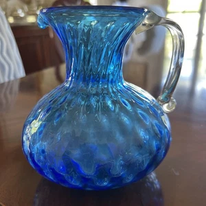 "Jarra de vidrio con hoyuelos remolino soplado a mano vintage azul cobalto con mango transparente de 6"" de alto" - Imagen 1 de 5