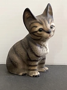 Harvey Knox Kingdom Gobal Art Porcelain Tabby Cat Kitten Sitting 1983 Figurine - Picture 1 of 10