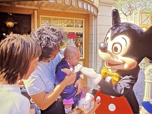 Vintage 35mm Slide Tokyo Disneyland Mickey Mouse Character Costume 1986 - Picture 1 of 3