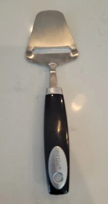 Cortadora de queso/plano ONEIDA acero inoxidable plateado con mango negro Foto 1 de 4