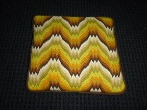 Cuscino punto ago Bargello completo vintage anni 60 70 marrone Chartreuse e oro - Foto 1 di 7