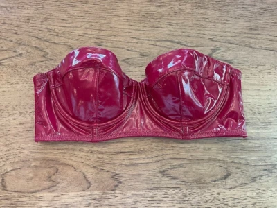 Sujetador Victoria's Secret Rojo 32C Muy Sexy Imitación Charol Sin Tirantes Longline Foto 1 de 2