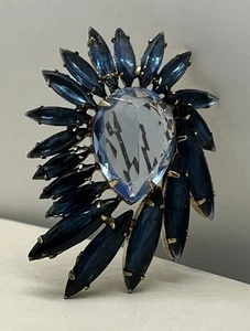 Vintage Signed Hattie Carnegie  Huge Blue Stone & Navettes Floral Brooch Pin - Foto 1 di 6