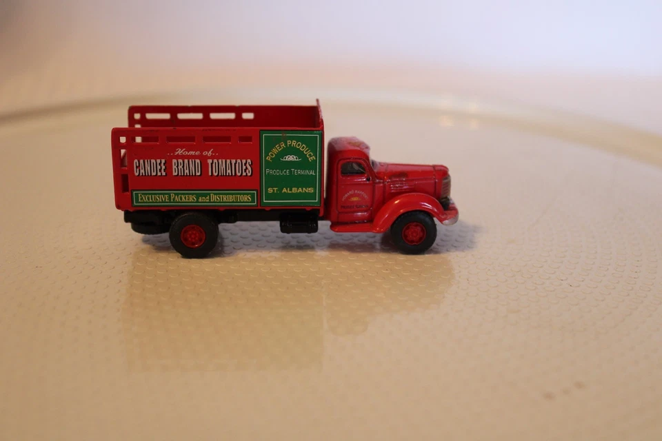 Грузовик для доставки помидоров марки HO Scale Imex, Candee, красный, собранный - Изображение 1 из 4