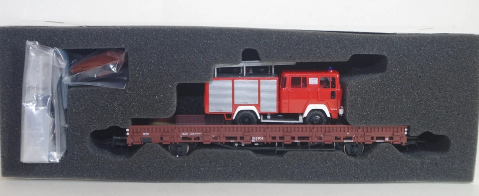 ROCO Réf: 66789 Wagon plat à ridelles avec un camion de pompier Neuf BO (414) - Photo 1/1