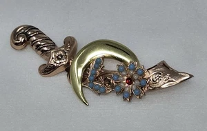 VINTAGE CORO KRÖMMEL SCHWERT HALBMOND GOLDFARBEN METALL PERLEN BROSCHE ANSTECKNADEL 2,75" - Bild 1 von 5